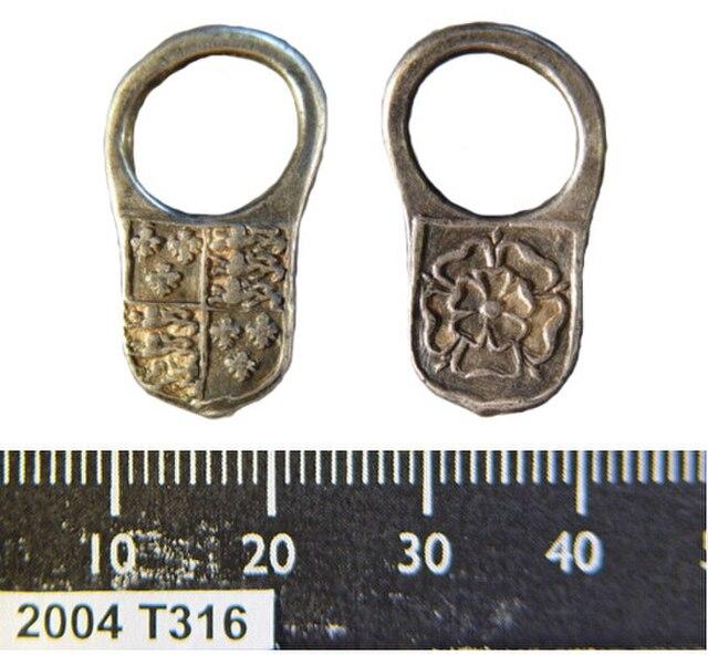 Hawking vervel bearing the Royal arms and Tudor rose (FindID 85102)